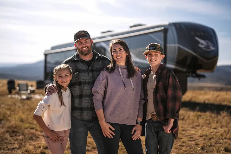 Une famille devant un VR, avec un témoignage louant RVezy pour ses opérations commerciales fluides et son excellent support client.