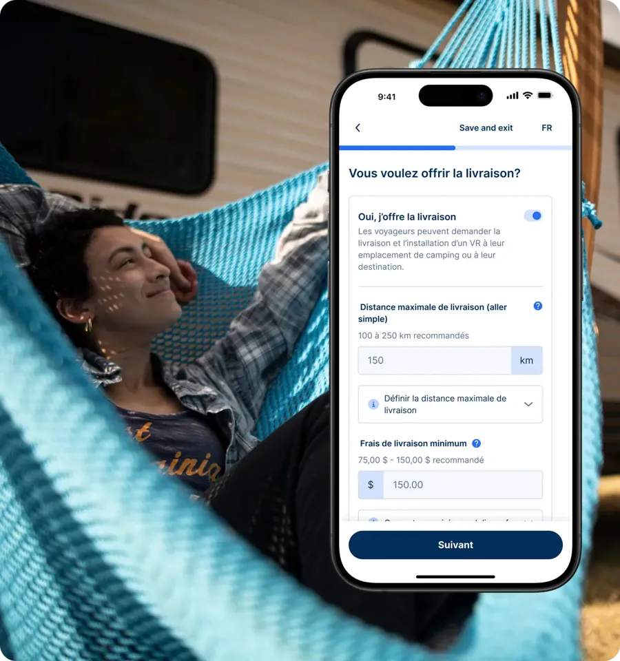 Une personne se relaxant dans un hamac avec un smartphone montrant les options de tarification et de livraison pour les locations de VR, soulignant les tarifs de location personnalisables et les services de livraison.
