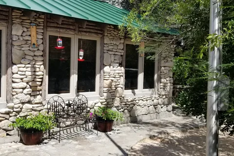 Neal's Lodges