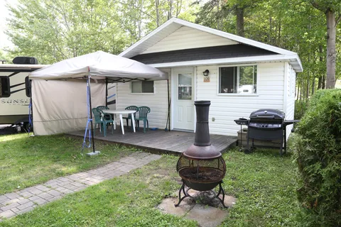 Camping Au Sous-Bois Du Campeur
