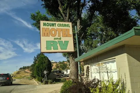 Mount Carmel Motel and RV Park