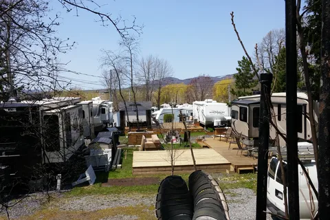 Camping Au Pied Du Mont