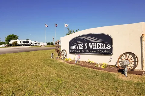 Hooves N Wheels RV Park and Horse Motel
