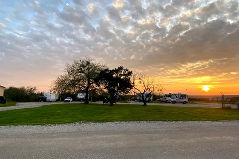 Hooves N Wheels RV Park and Horse Motel