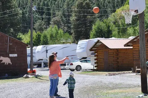 Chinook Cabins & RV Park
