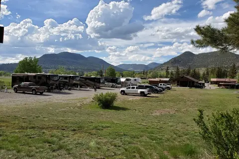 Chinook Cabins & RV Park