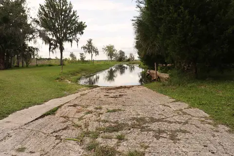 Water's Edge Oaks RV Resort