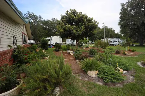 Water's Edge Oaks RV Resort