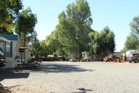 Four Seasons River Inn & RV Park