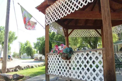 Four Seasons River Inn & RV Park