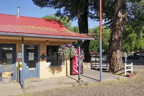 Four Seasons River Inn & RV Park