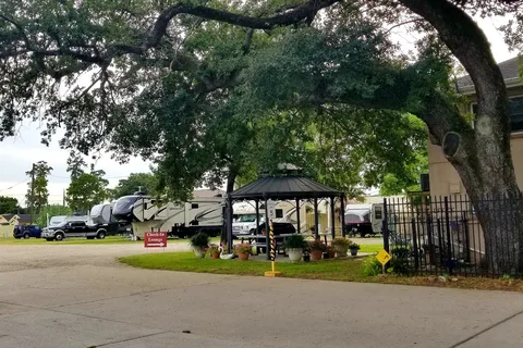 Three Oaks and Pine RV Park
