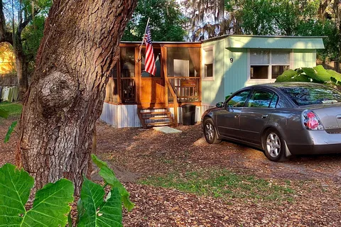 The HUB Leesburg - MH and RV Park