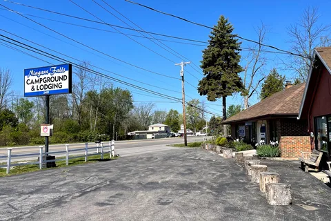 Niagara Falls Campground and Lodging