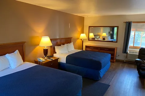 Village Inn On The Lake Hotel and RV Park