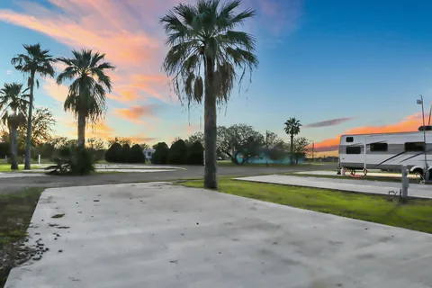 Mathis Motor Inn & RV Park