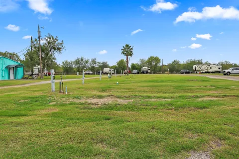 Mathis Motor Inn & RV Park