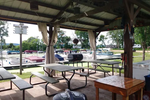 Waters Edge Motel