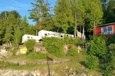 Mindemoya Court Cottages and Campground