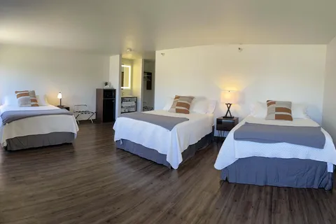 Eagle Peak Lodge and RV Campground