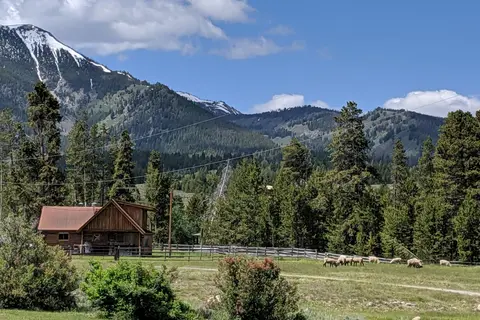 Smiley Creek Lodge