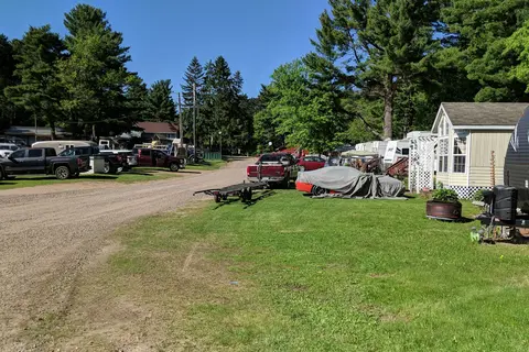 Wolfs Den Campground and Tavern