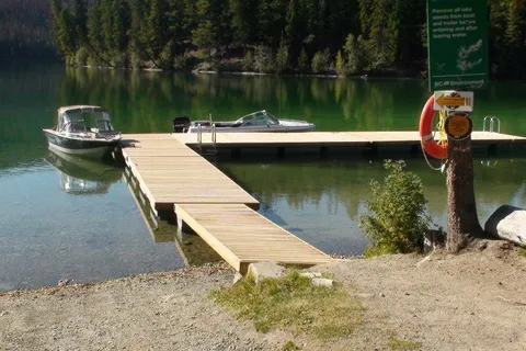 Eagle Island Resort - BC Interior Lake Resort