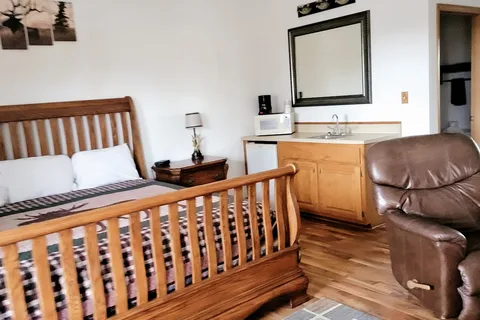 Bullwinkles Lounge Rustic Lodge- RV Park