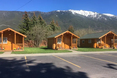 Glacier Basecamp Lodge and Campground