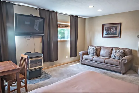 Glacier Basecamp Lodge and Campground