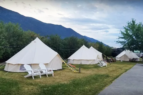 Glacier Basecamp Lodge and Campground
