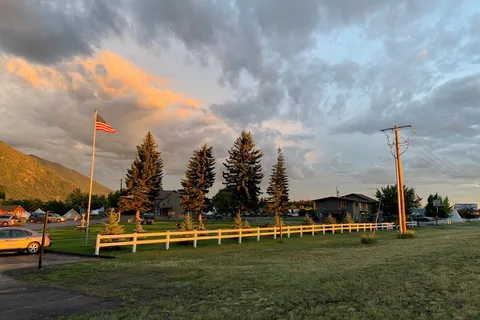 Glacier Basecamp Lodge and Campground