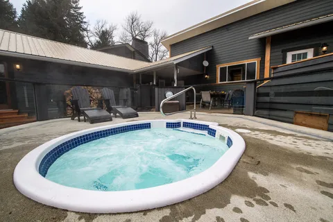 Bella Coolas Eagle Lodge