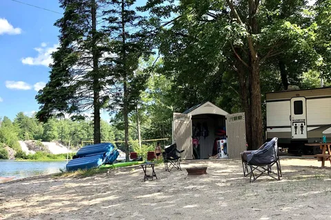 High Falls Bay Cottages, Camping and Waterpark