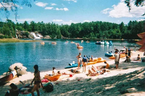 High Falls Bay Cottages, Camping and Waterpark