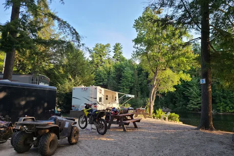 High Falls Bay Cottages, Camping and Waterpark