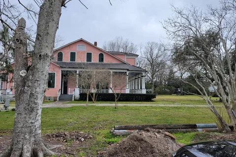 Poche Plantation RV Resort Cottage