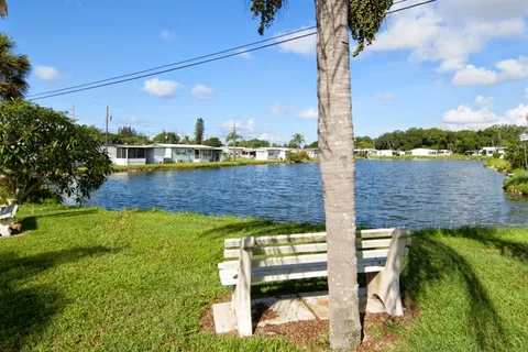 Vista Del Lago MH and RV Resort