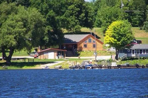 McLear's Cottage Colony and Campground