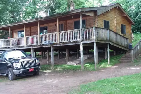 McLear's Cottage Colony and Campground