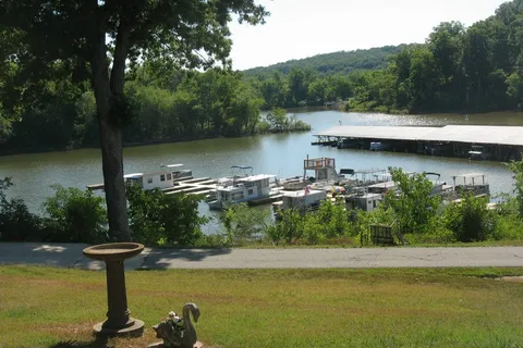 Chaonia Landing Resort, Marina and Guide Services