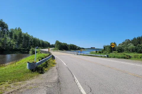 Sur La Riviere