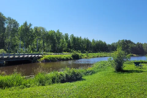 Sur La Riviere