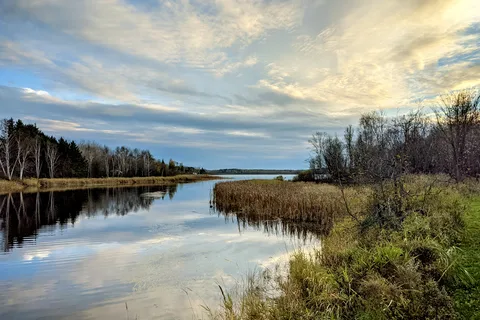 Sur La Riviere