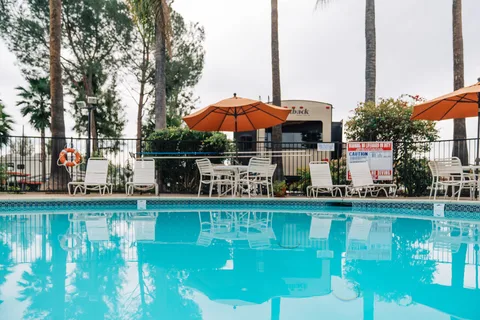 Vacationer RV Resort - Sunland