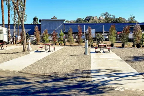 Vacationer RV Resort - Sunland