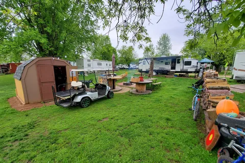Hucklberry Acres Campgrounds/Bar Restaurant