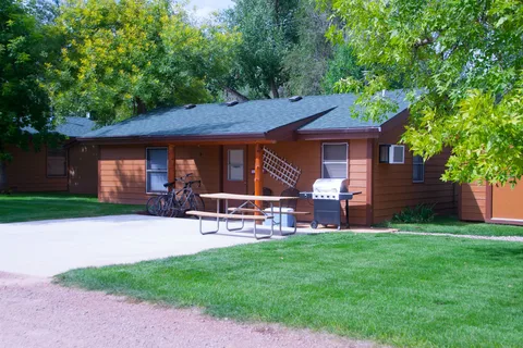 Lake Park Campground and Cottages