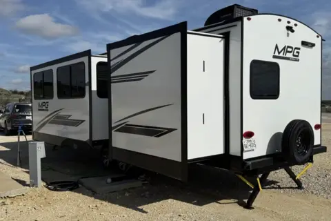 MPG Glamper’s Mansion w/ 2 Bedrooms & Outdoor Kitchen