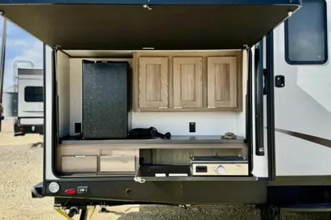MPG Glamper’s Mansion w/ 2 Bedrooms & Outdoor Kitchen